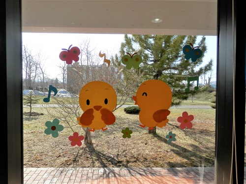 児童室窓飾り春仕様！の写真