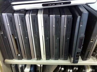 廃棄を待つPC