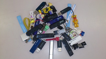 山のようなUSBメモリ