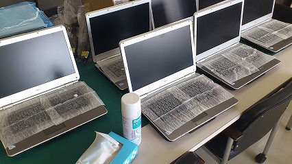 汚いキーボードを掃除する