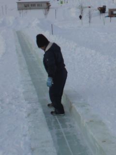 氷の上をすべる四六氏の様子