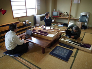 刀剣類の調査風景