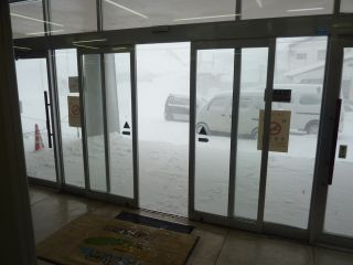 勝手に開く自動ドア　外は吹雪