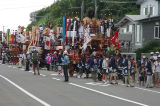 根崎神社例大祭山車巡行の様子