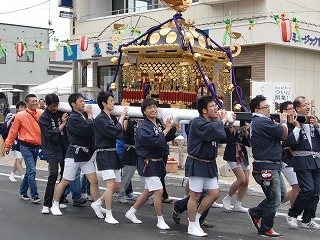 担ぐ