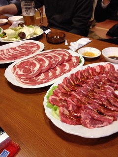 モリモリお肉が並んでいます。右は生ラム肉。左がジンギスカン（マトンスライス肉）です。