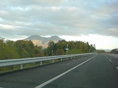 遠くに駒ヶ岳