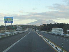 高速道路から臨む駒ヶ岳