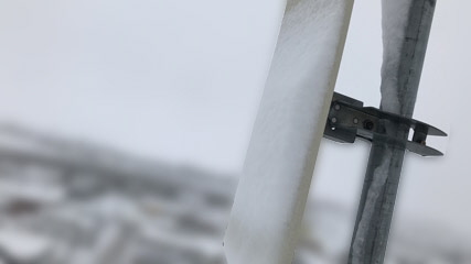 雪が付着したアンテナ