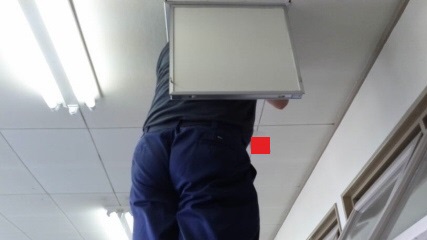 天井裏を見る上司ちゅん氏