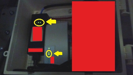 収納箱の中の機器の写真