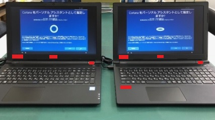 二台並んだノート型パソコンの写真