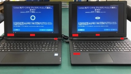 二台並んだノート型パソコンの写真