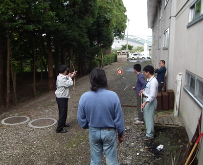 弓を射る