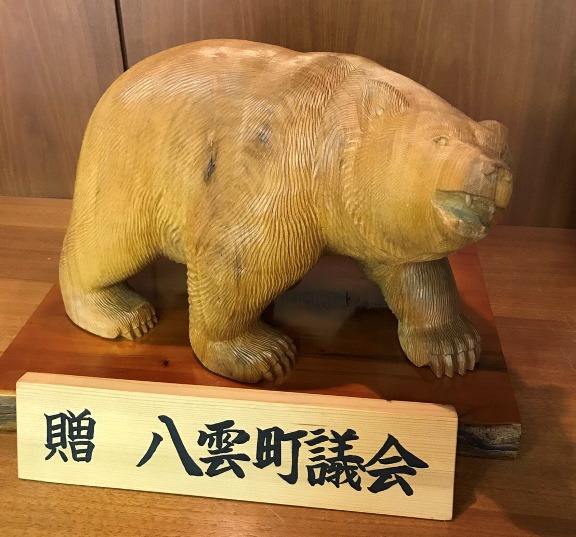加藤さんの木彫り熊