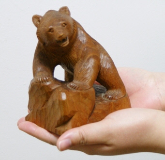 手乗りサイズの木彫り熊