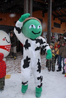 雪の中踊るやくもっこり