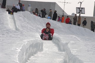 約１００ｍの氷のすべり台はすべり応え十分！
