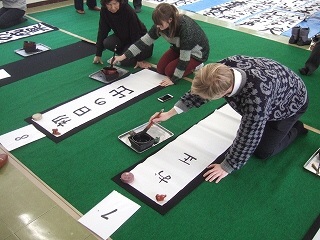 外国語指導助手の先生も挑戦