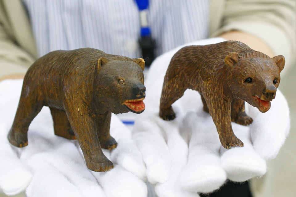 北海道第一号の木彫り熊と参考となったスイス製木彫り熊