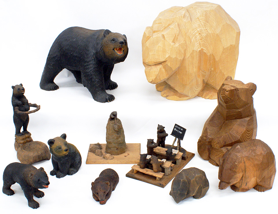 様々な八雲の木彫り熊