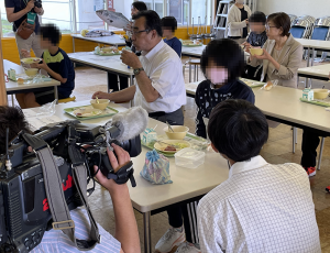 食後インタビューを受ける