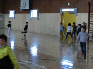 ４