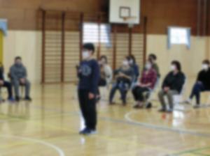 ４