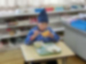 ９