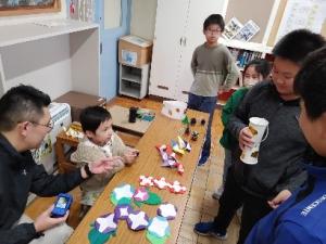 ４