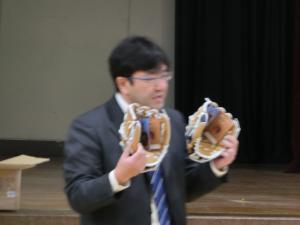 ３