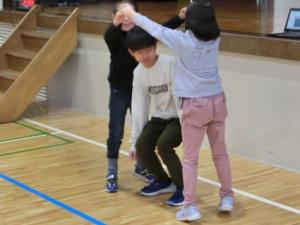 ４