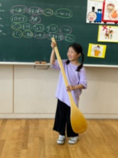 ７