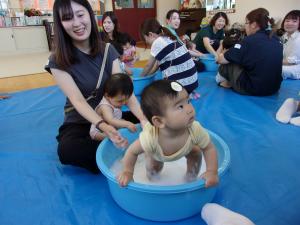 泡の中に入って遊ぶ