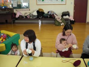 毛糸を巻く作業