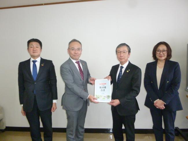 日本生命保険相互会社函館支社「ニッセイ医療費白書贈呈」