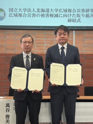 調印の記念撮影