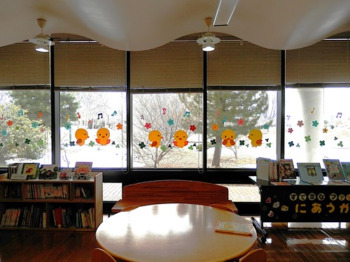 児童室窓飾り春仕様の写真