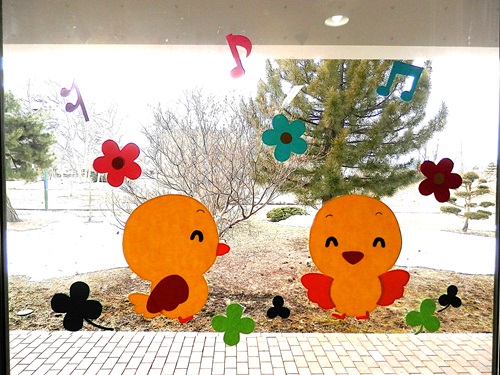 児童室窓飾り春仕様の写真