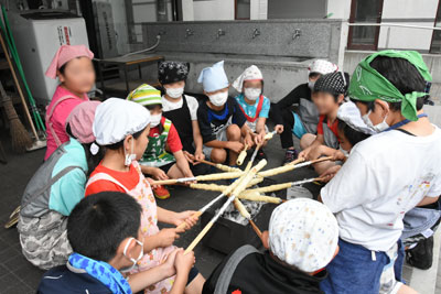 最後の活動は棒巻きパン