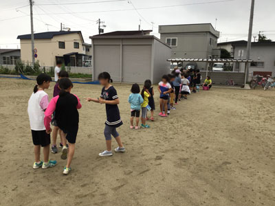 ハンコをもらう列にこんなに子供たちが並びます