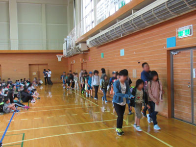 高学年が低学年をしっかりとサポート