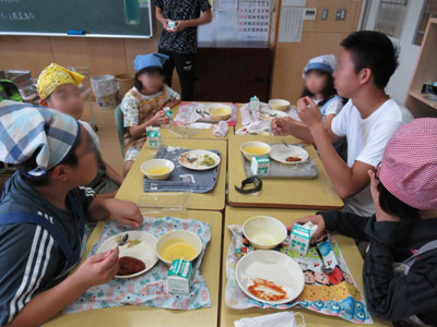 5年生と一緒に給食を食べる留学生