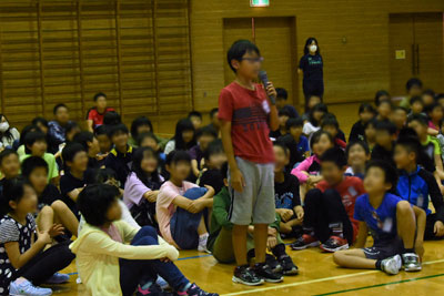 留学生に質問をする子どもたち