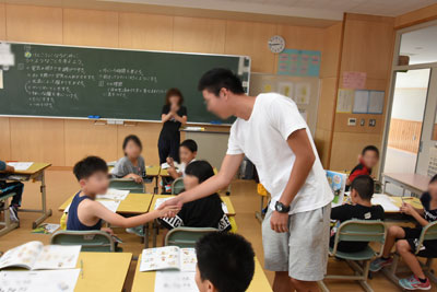 各学級の授業を参観する留学生