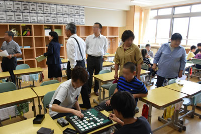 ボードゲームクラブを参観する学校運営協議会委員