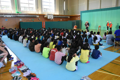 体育館で開催された芸術鑑賞会