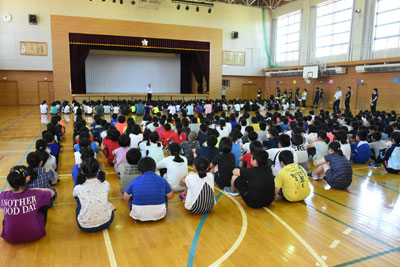 全校集会でアドバイスを聞く子供たち