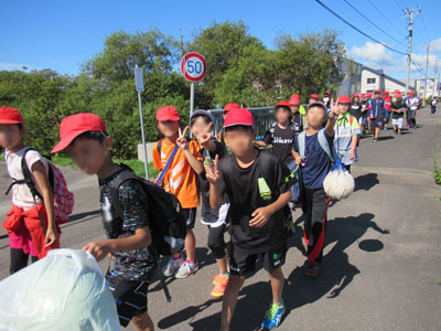 長距離を歩く高学年