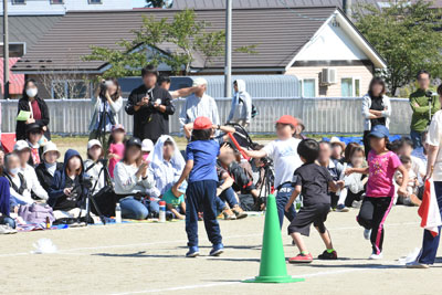 力いっぱいを見せる子供たち